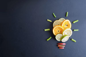 Frutta fresca a forma di lampadina concetto idea novità innovazione
