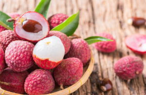 Cestino di lychee o litchi; concept: frutta esotica, frutta tropicale