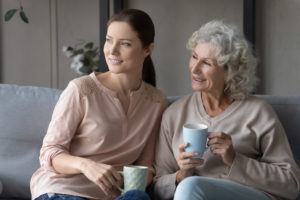 caffè, tè, due donne di età diversa con tazza in mano