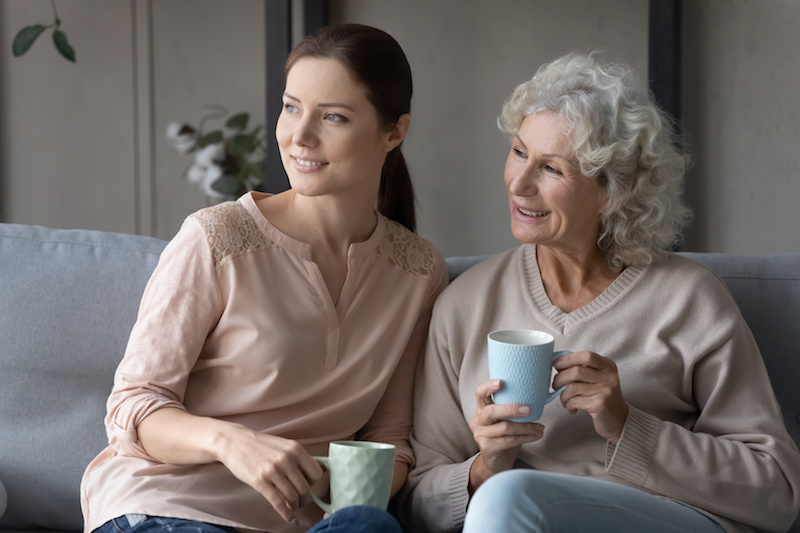 caffè, tè, due donne di età diversa con tazza in mano