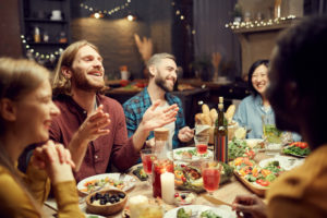 cibo cena pranzo giovani amici tavola cucina People Laughing at Dinner Table