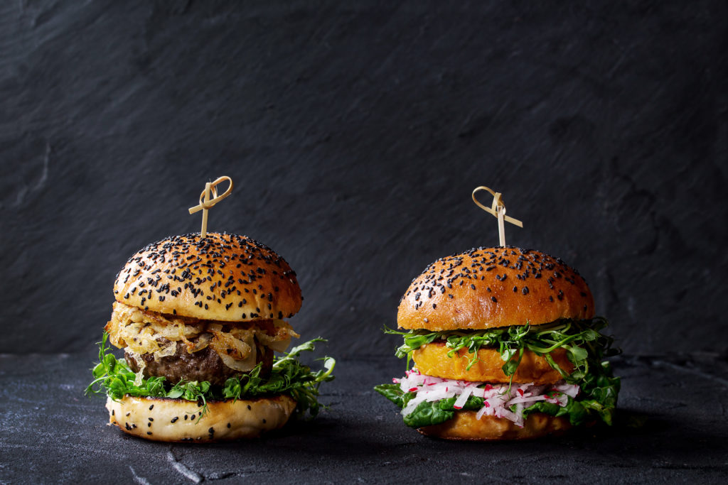 burger vegetale manzo carne rossa panini pane insalata