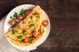 omelette frittata di uova con prezzemolo e pomodorini