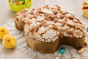 Colomba pasquale su un centrino circondata da decorazioni di Pasqua