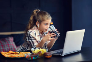 bambina computer cibo spazzatura