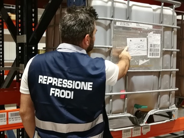 ispettore repressione frodi indica etichetta su contenitore