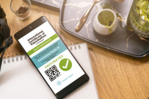 green pass su smartphone tavolo caffetteria vassoio tè