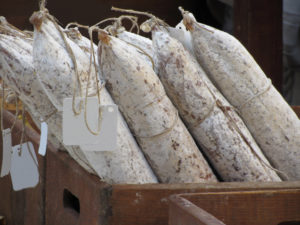 Scatola di legno con salami interi