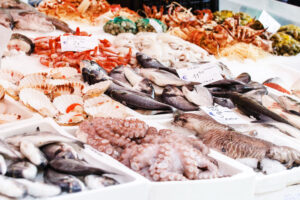 Pesci e altri prodotti ittici esposti sui banchi una pescheria