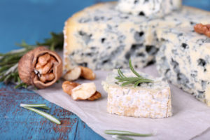 Formaggio roquefort con noci ed erbe