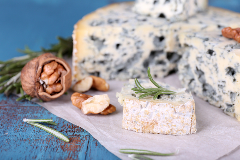 Formaggio roquefort con noci ed erbe