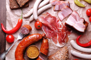 Assortimento di salumi: pancetta, salame, prosciutto, salsiccia, pomodorini, peperoncini