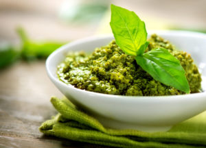Ciotolina di pesto con foglie di basilico