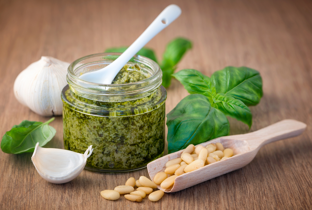 Vasetto di pesto con aglio, pinoli, basilico