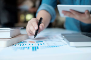 economia circolare, penna che fa analisi dei dati