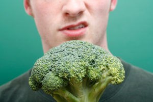 uomo schizzinoso broccoli