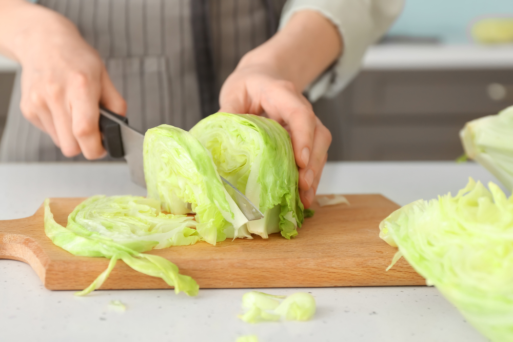 tagliare lattuga su tagliere