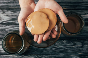 mani reggono scoby per la produzione di kombucha