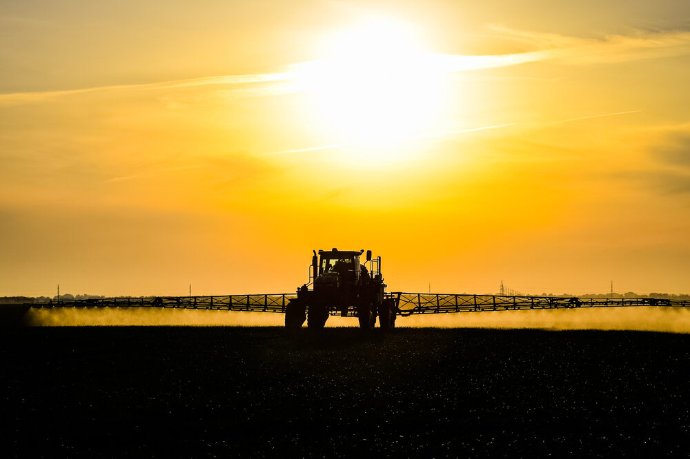 trattore campo pesticidi erbicidi glifosato fertilizzanti fitofarmaci