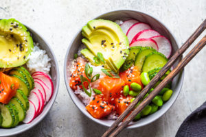 ciotole di poke con salmone cetriolo edamame ravanello e bacchette