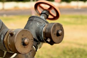 acqua, tubi su sfondo di erba
