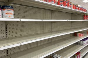 Scaffali vuoti nella corsia del latte in polvere in un supermercato americano