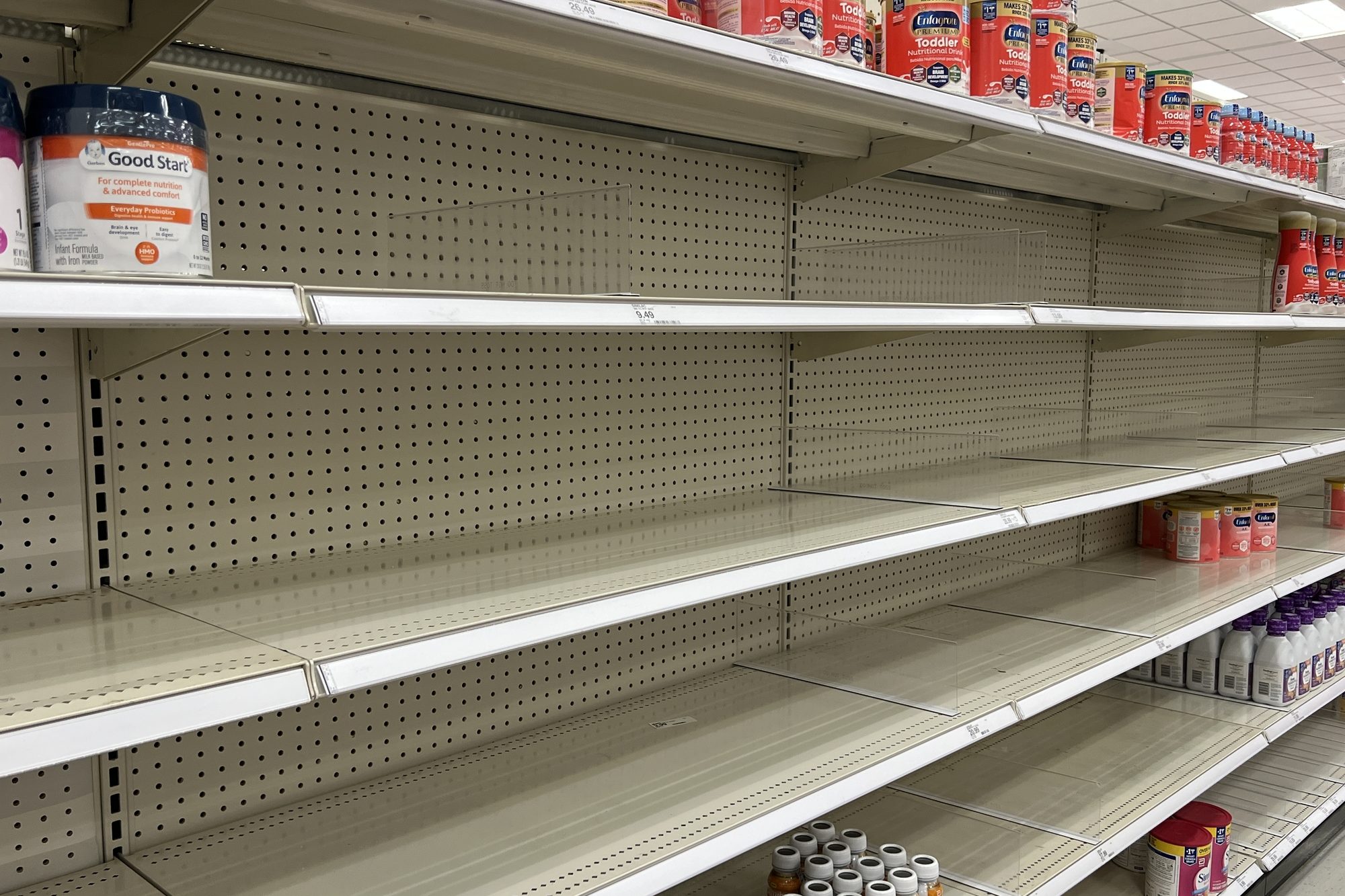 Scaffali vuoti nella corsia del latte in polvere in un supermercato americano