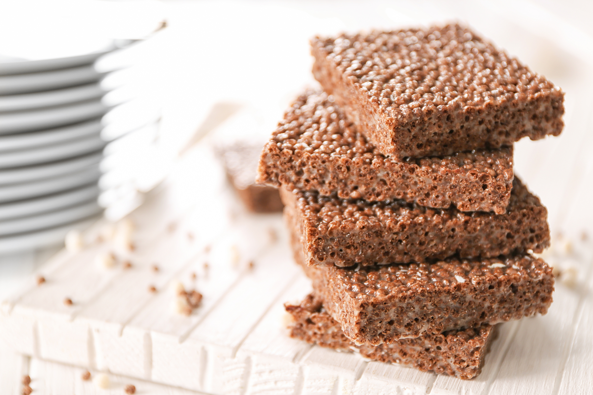 Blocchi di riso soffiato al cioccolato impilati