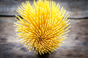Mazzo di spaghetti crudi visti dall'alto