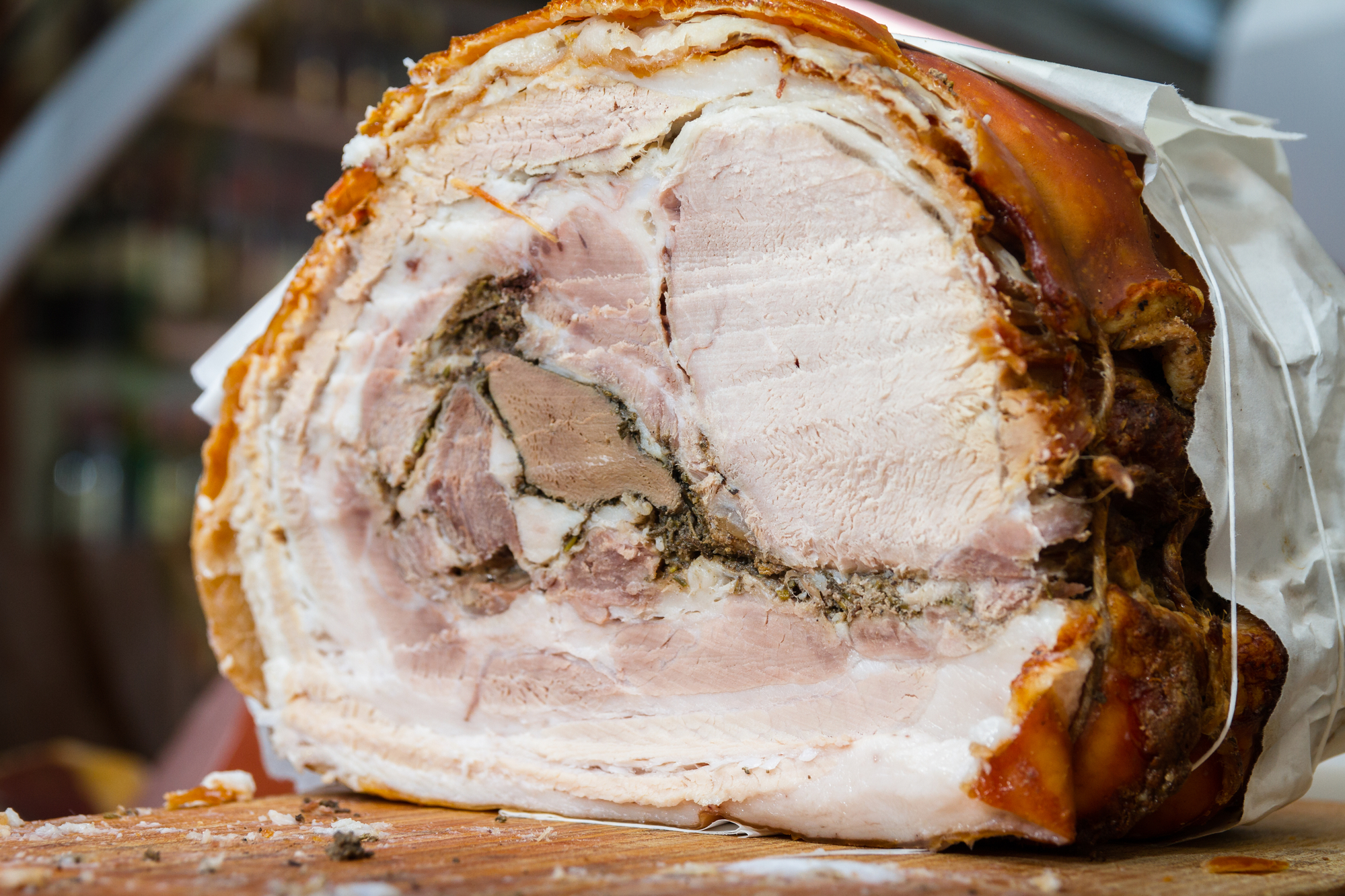 Porchetta di maiale tagliata su un tavolo
