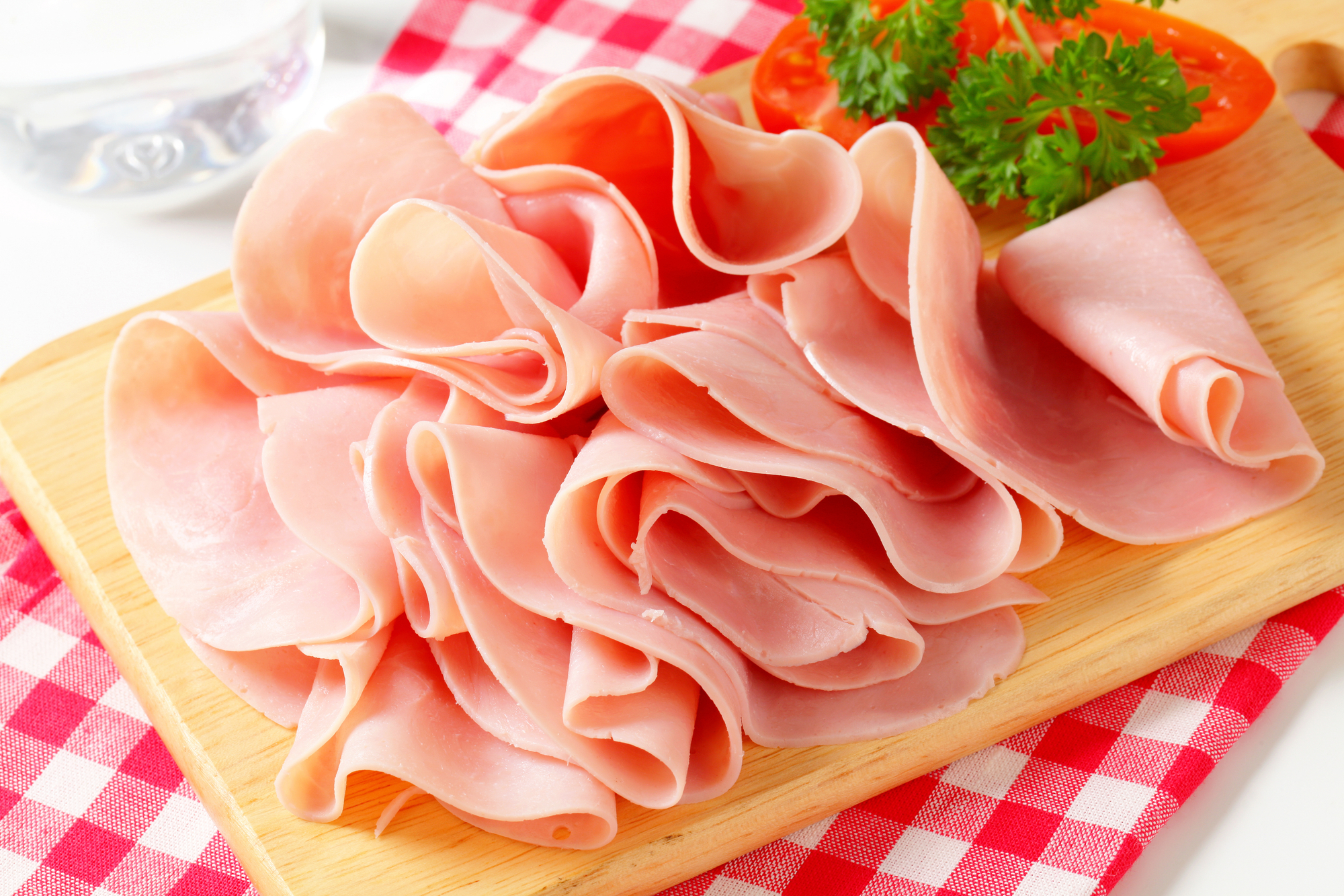 Prosciutto cotto affettato sottilmente sul tagliere