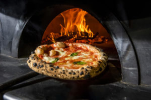 pizza margherita in forno a legna