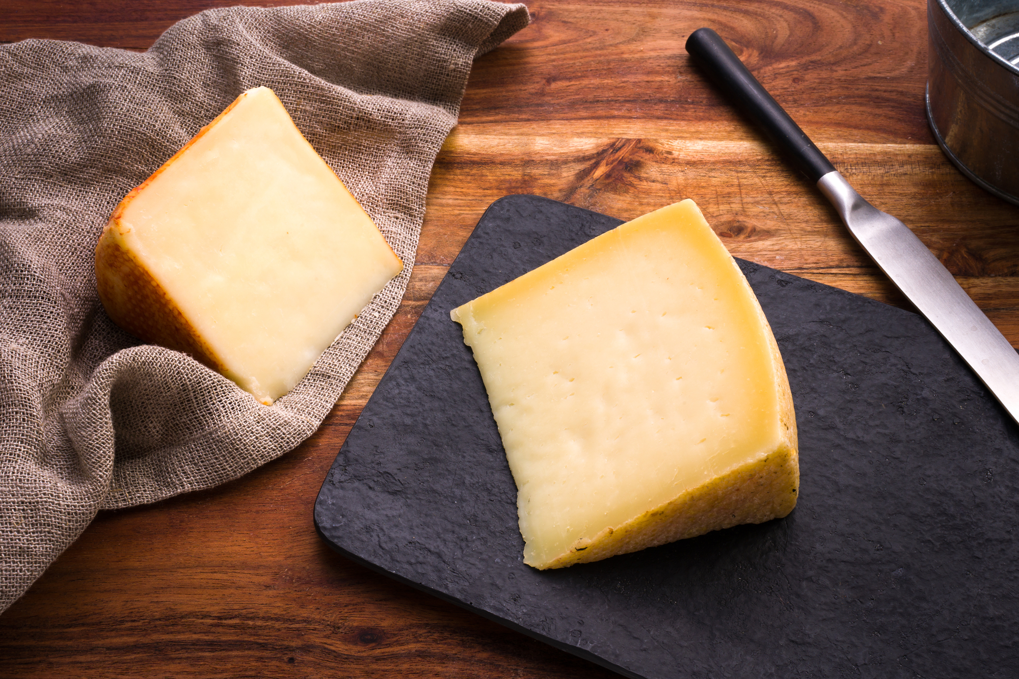 pezzi di pecorino sardo su tavola di legno formaggio proteine finti formaggi latticini. pieces of Sardinian pecorino cheese over wooden table