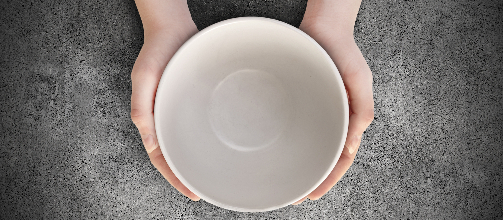 piatto vuoto tra le mani; concept: fame, povertà, digiuno, dieta