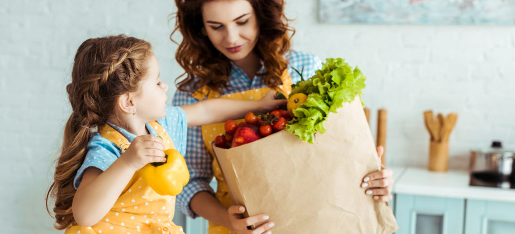 bambini spesa cucinare frutta e verdura