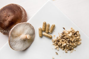 Funghi Shiitake interi e tritati con capsule di integratori alimentari