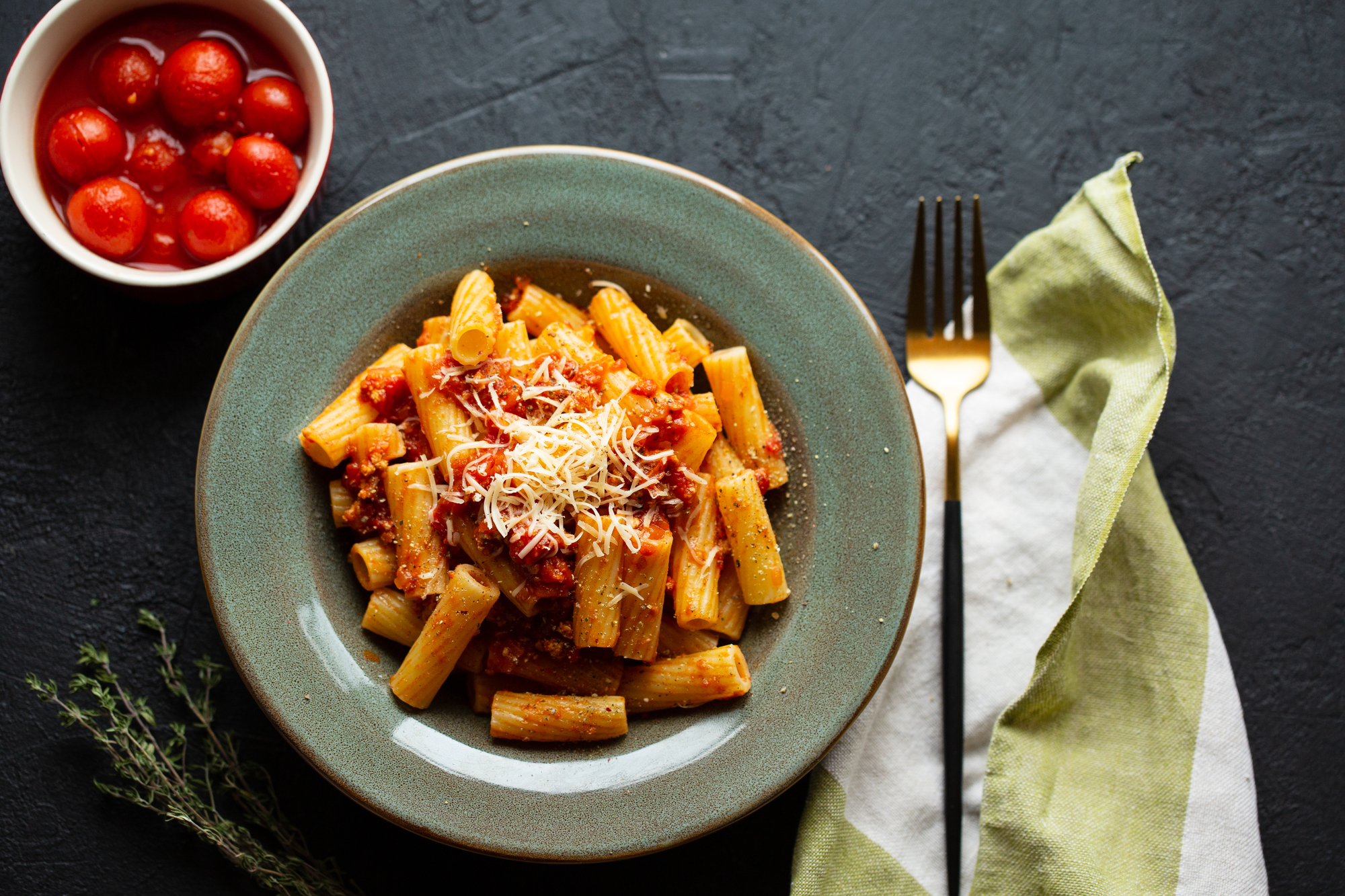 piatto di pasta grano carboidrati proteine sugo pomodoro ragù carne macinato cucinare cucinato