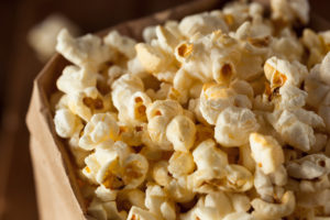 Popcorn in un sacchetto di carta
