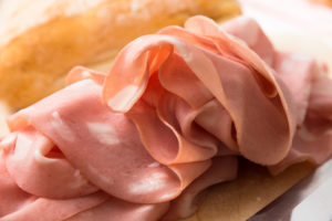 Primissimo piano su fette di mortadella bologna