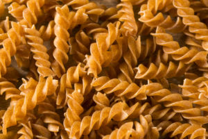 Close up di pasta integrale tipo fusilli