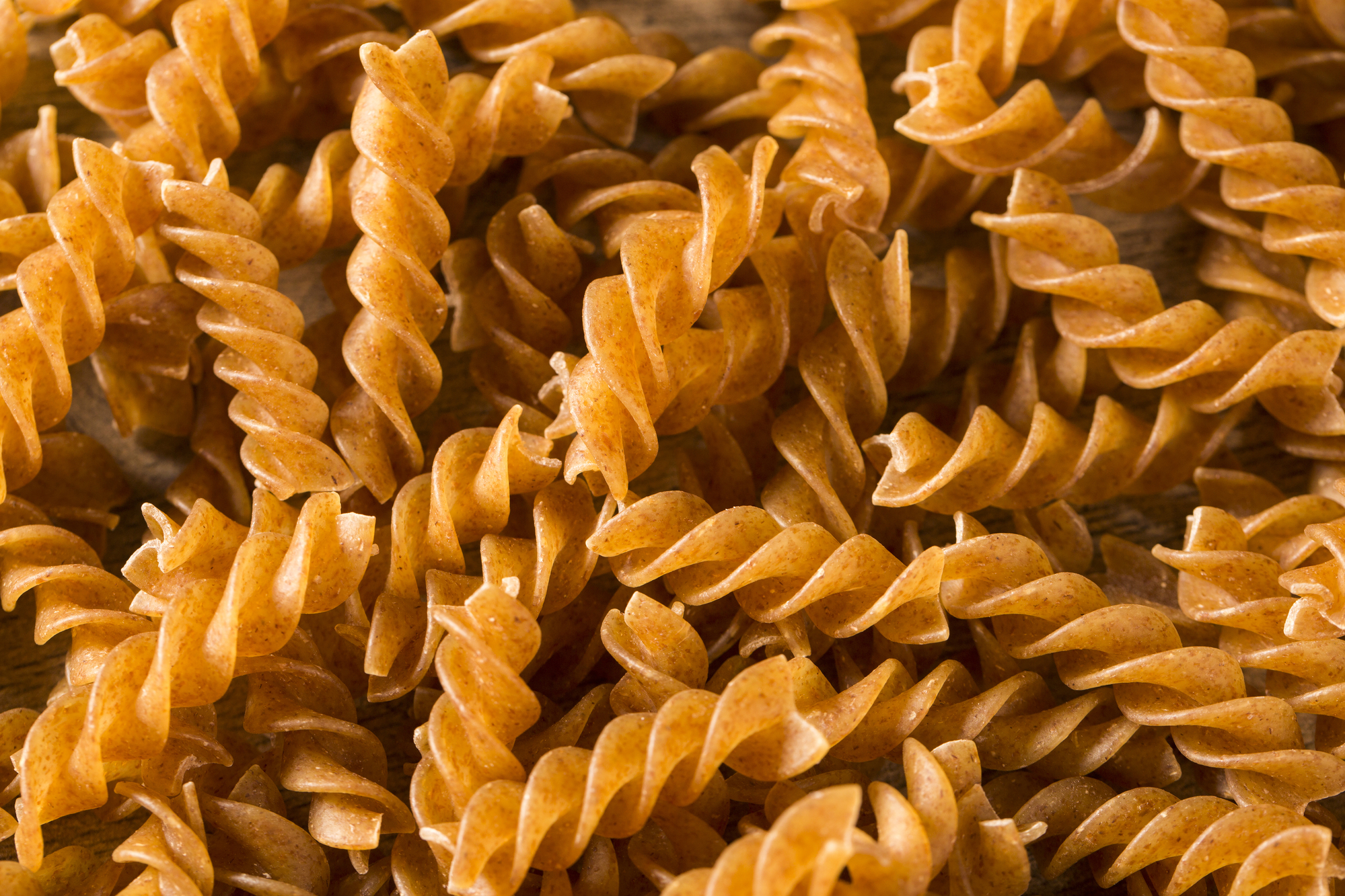 Close up di pasta integrale tipo fusilli