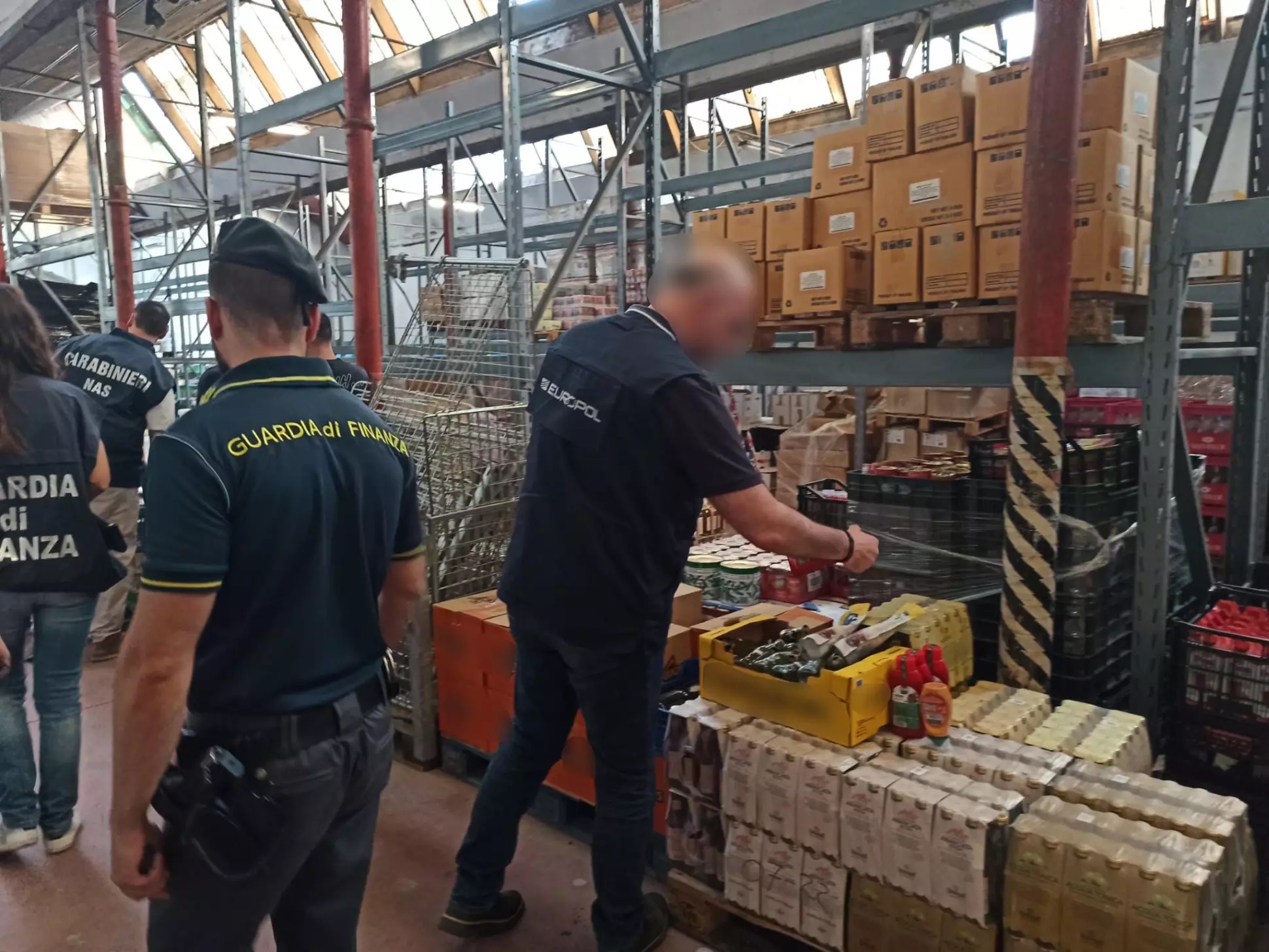 Agenti dei Nas, della Guardia di Finanza e dell'Europol durante un'ispezione in un magazzino - luglio 2023