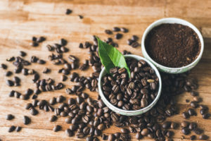 Ciotolina di chicchi di caffè e fondi di caffè