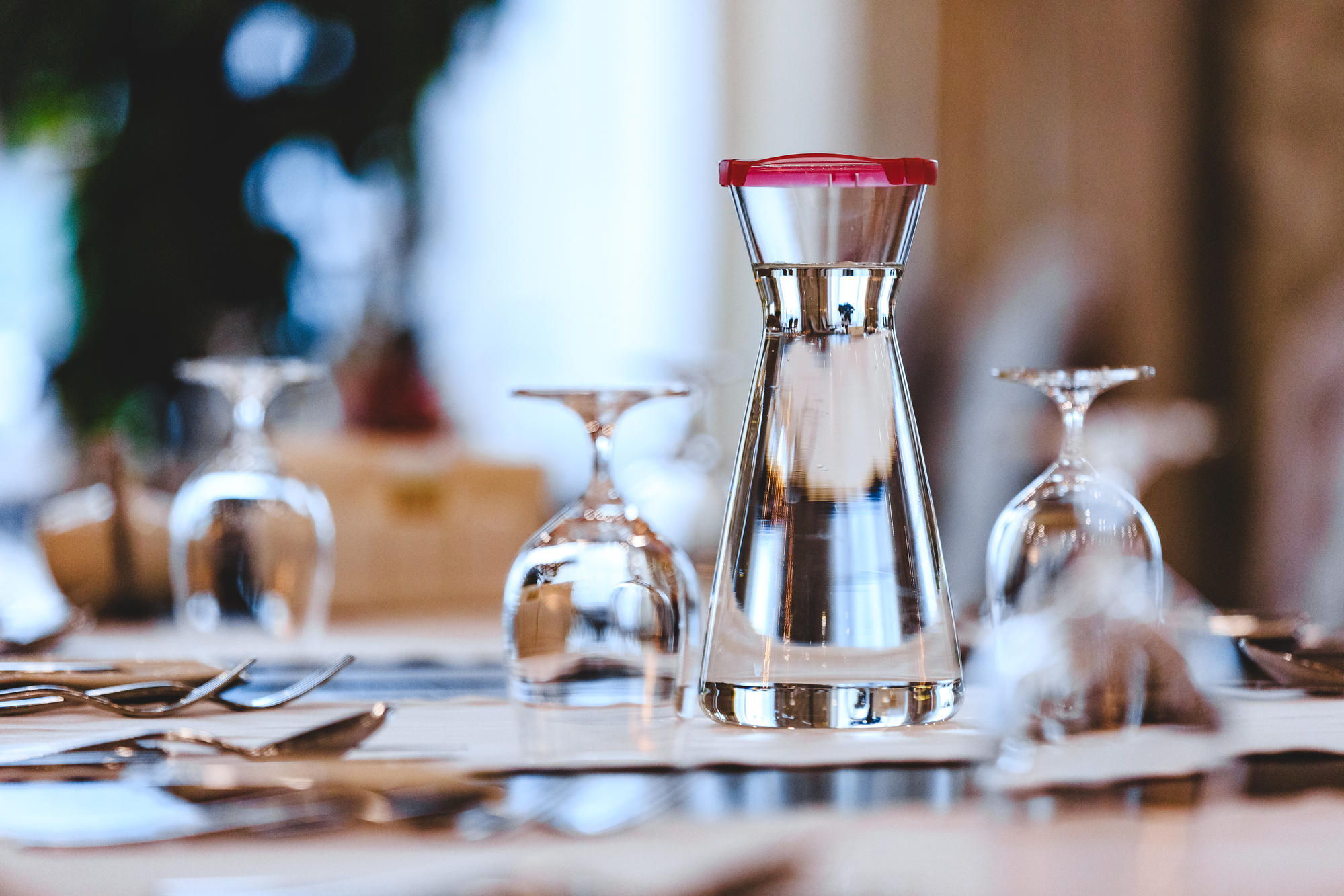 Brocca d'acqua su un tavolo in un ristorante