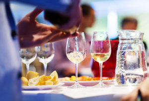 Brocca d'acqua su un tavolo in un ristorante; concept: vino, coperto