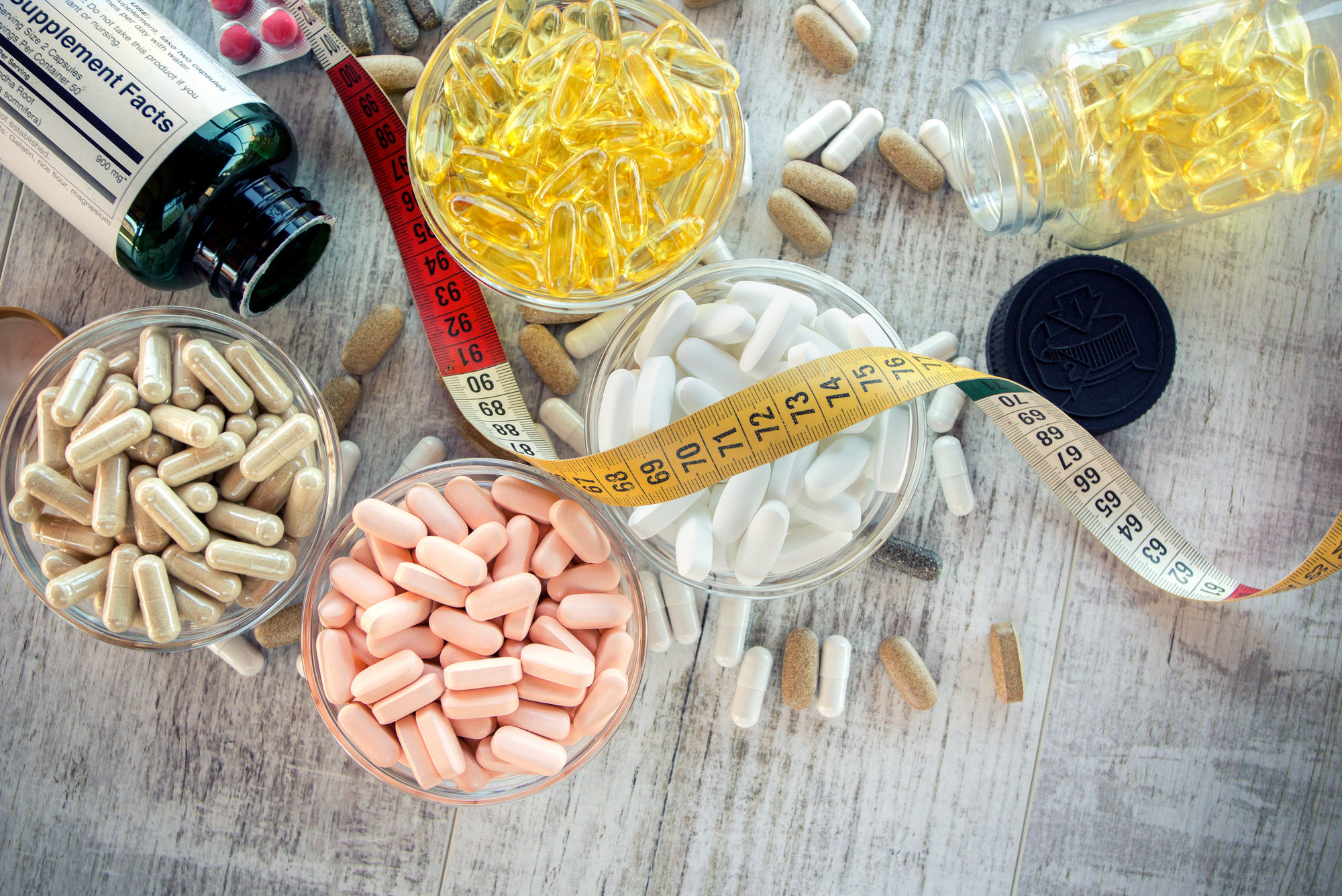 Integratori alimentari in capsule e compresse. Messa a fuoco selettiva, DOF ridotta; concept: dieta, dimagranti