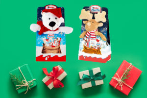 kinder maxi mix ferrero 2023 natale peluches orsetto renna sfondo natalizio