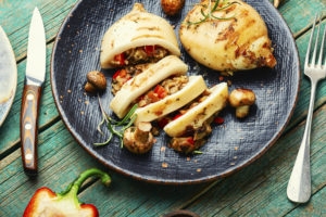 Calamari ripieni grigliati e affettati su un piatto