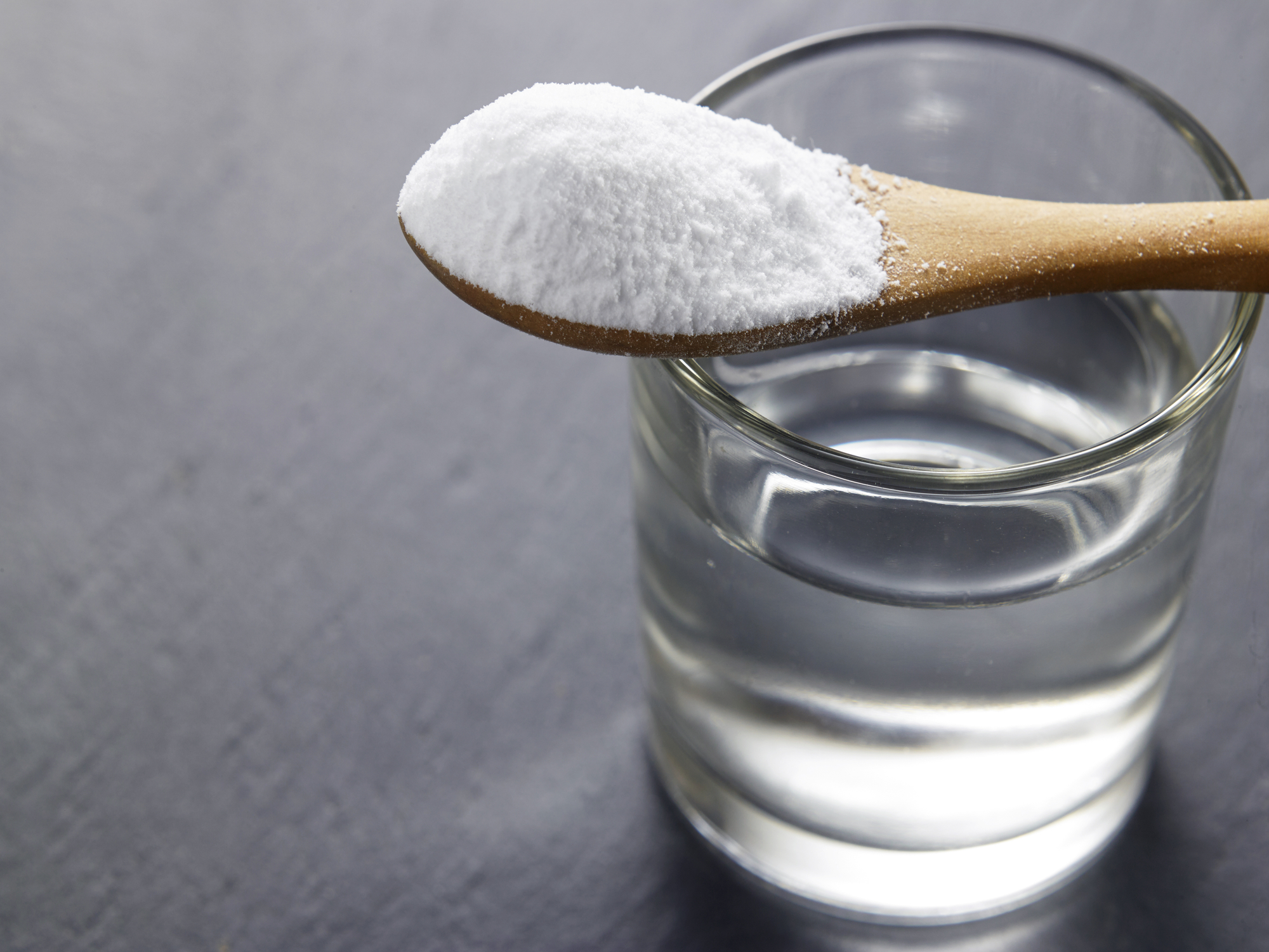 Possiamo dire che il contributo dell'acqua che beviamo al consumo giornaliero di sodio è moderato