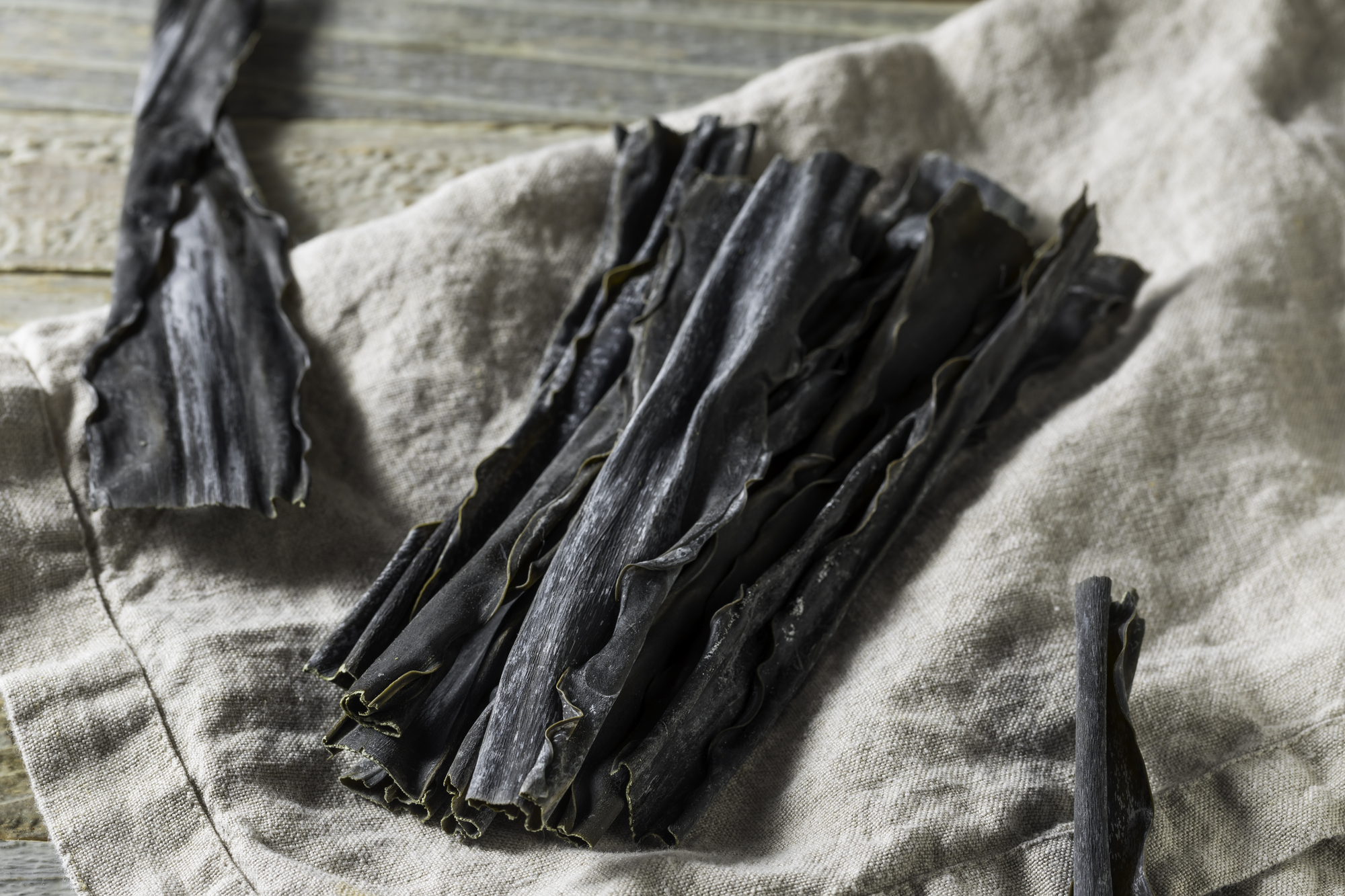 Alghe kombu disidratate su un panno